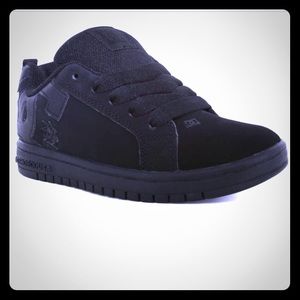 DC black skate shoes boy’s 5, fit like women’s 6